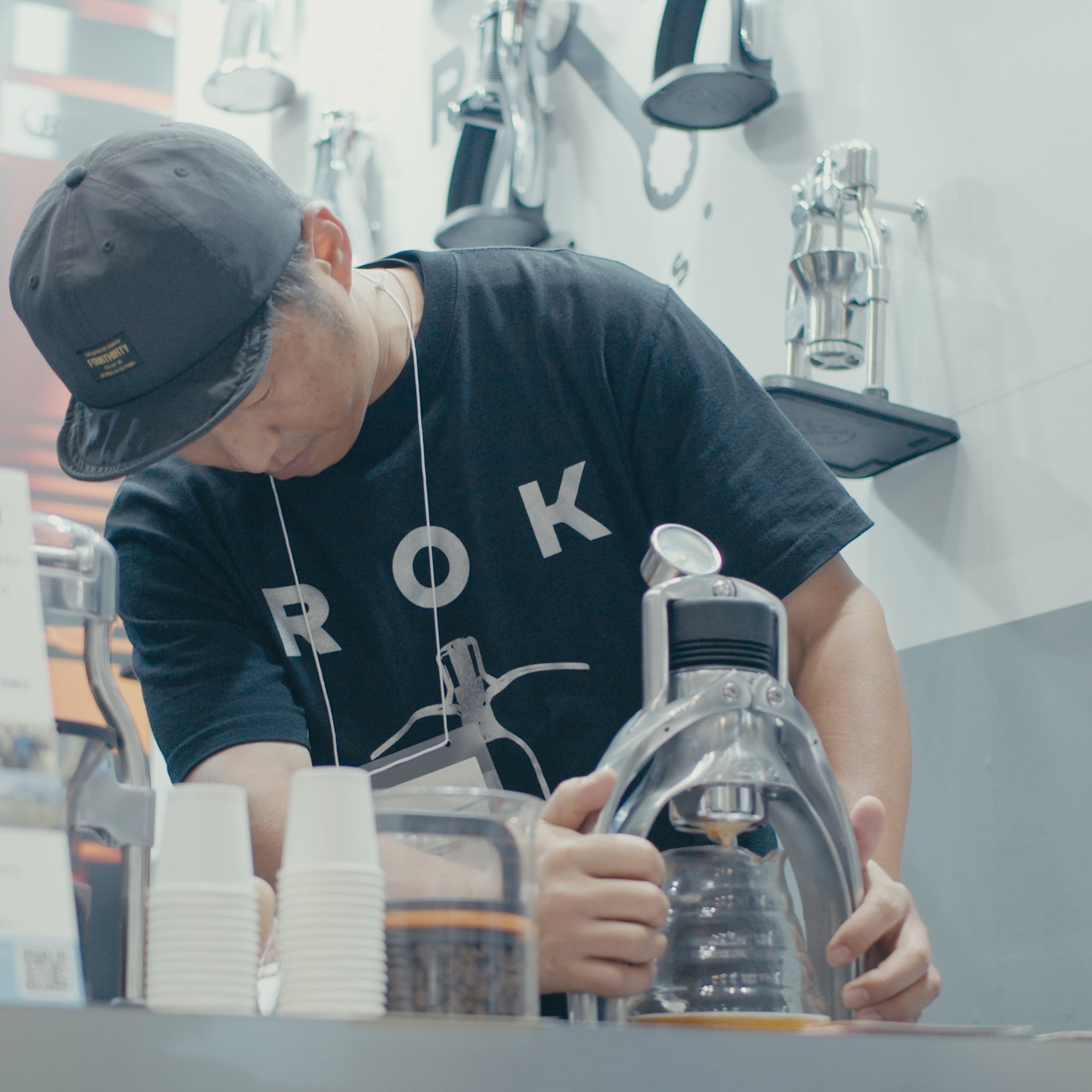 ROK_EspressoGC Commercial Edition（圧力計付き/Japan Model）_手動エスプレッソマシンの使用イメージ画像