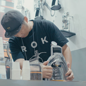 ROK_EspressoGC Commercial Edition（圧力計付き/Japan Model）_手動エスプレッソマシンの使用イメージ画像