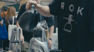 ROK_EspressoGC Commercial Edition（圧力計付き/Japan Model）_手動エスプレッソマシンの使用イメージ画像02