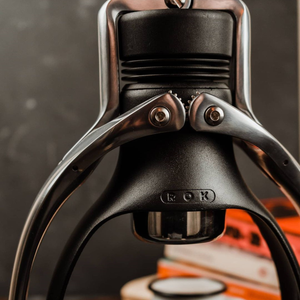 ROK_EspressoGC Black_手動エスプレッソマシン商品イメージ画像02